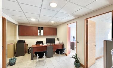 Se vende oficina en Torre Carmen, 3 privados, recepción, 2 baños y bodega, Curicó
