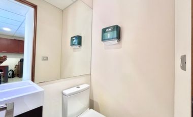 Se vende oficina en Torre Carmen, 3 privados, recepción, 2 baños y bodega, Curicó