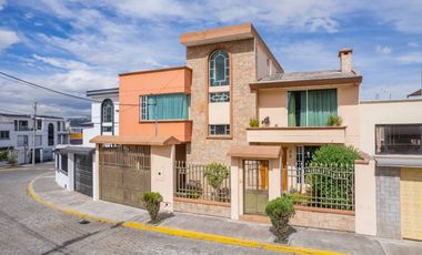 Casa en venta Calderón 465M2 Frente Plaza Marianitas