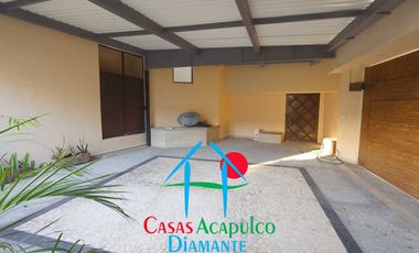 Casa en renta vacacional para 14 personas. Alberca privada y vista al mar. Incluye servicio de limpieza