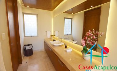Casa en renta vacacional para 14 personas. Alberca privada y vista al mar. Incluye servicio de limpieza