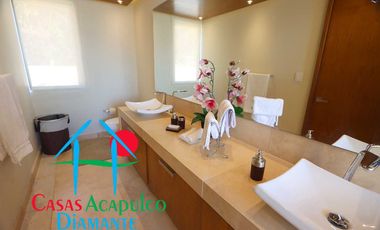 Casa en renta vacacional para 14 personas. Alberca privada y vista al mar. Incluye servicio de limpieza
