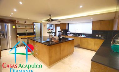 Casa en renta vacacional para 14 personas. Alberca privada y vista al mar. Incluye servicio de limpieza