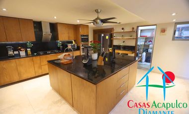 Casa en renta vacacional para 14 personas. Alberca privada y vista al mar. Incluye servicio de limpieza