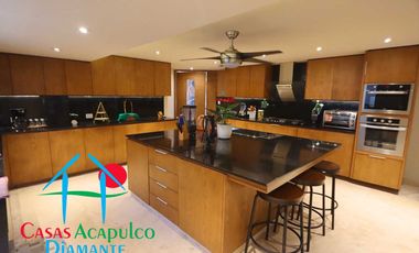 Casa en renta vacacional para 14 personas. Alberca privada y vista al mar. Incluye servicio de limpieza
