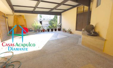 Casa en renta vacacional para 14 personas. Alberca privada y vista al mar. Incluye servicio de limpieza