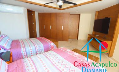 Casa en renta vacacional para 14 personas. Alberca privada y vista al mar. Incluye servicio de limpieza