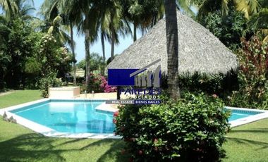 V408 Villa en Venta 2 recámaras Estilo Mexicano frente a campo de golf en Ixtapa