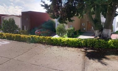 HERMOSA CASA EN PRIVADA.