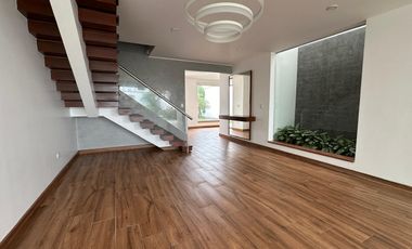 MODERNA CASA CON ACABADOS A1 Y PRECIOSA VISTA AL MAR Y AL GOLF