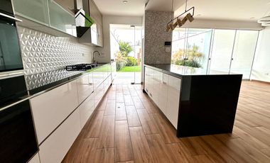 MODERNA CASA CON ACABADOS A1 Y PRECIOSA VISTA AL MAR Y AL GOLF