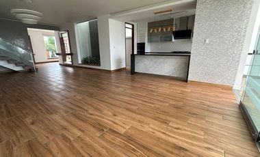 MODERNA CASA CON ACABADOS A1 Y PRECIOSA VISTA AL MAR Y AL GOLF