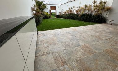 MODERNA CASA CON ACABADOS A1 Y PRECIOSA VISTA AL MAR Y AL GOLF