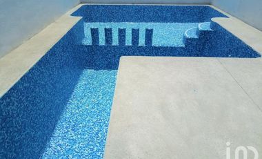 $2,500,000 Una Casa con Jardín, Roof Garden, Alberca, 3 Recámaras en Jiutepec Morelos