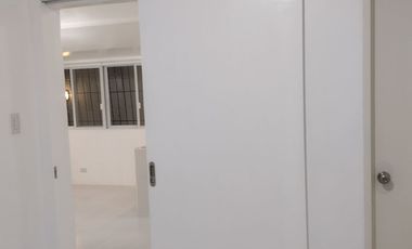 HOUSE FOR SALE IN BACOLOD CITY: Lovely white house in the heart of the city, ideal for professionals, young couples or retirees