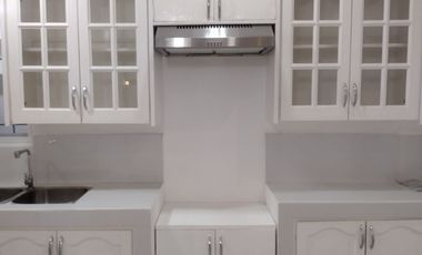 HOUSE FOR SALE IN BACOLOD CITY: Lovely white house in the heart of the city, ideal for professionals, young couples or retirees