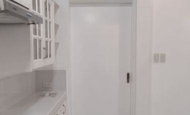 HOUSE FOR SALE IN BACOLOD CITY: Lovely white house in the heart of the city, ideal for professionals, young couples or retirees