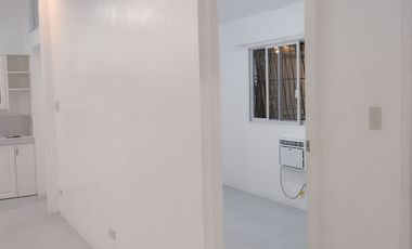 HOUSE FOR SALE IN BACOLOD CITY: Lovely white house in the heart of the city, ideal for professionals, young couples or retirees