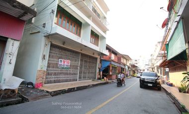 Commercial building for sale, 4 floors, 2 units, with a 2-story detached house, area 91 square meters, Old Market area, Chumphon Road, in the heart of Rayong City, Rayong.