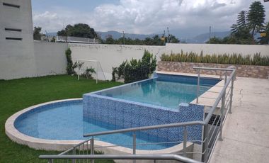 Casa Esquinera de tres plantas de venta en Conjunto con piscina en Tumbaco