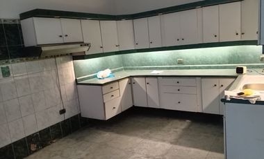 VENTA DE CASA, 226 M2, 4 DORMITORIOS, JARDIN, 2 PISOS + AZOTEA, 3 BAÑOS