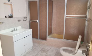 VENTA DE CASA, 226 M2, 4 DORMITORIOS, JARDIN, 2 PISOS + AZOTEA, 3 BAÑOS