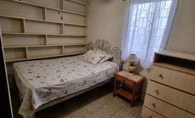Habitación Semiamoblada en Alquiler en la Alborada, Planta Baja, Para Señoritas, Incluye Servicios.