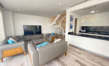 Departamento esquinero con balcón en Venta, edificio Santana Lofts