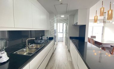 Departamento esquinero con balcón en Venta, edificio Santana Lofts