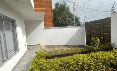 Flamante villa en venta Urb. Privada Challuabamba, sector Supermaxi.