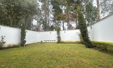 Flamante villa en venta Urb. Privada Challuabamba, sector Supermaxi.
