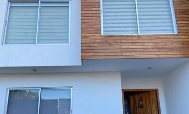 Flamante villa en venta Urb. Privada Challuabamba, sector Supermaxi.