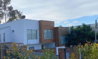 Flamante villa en venta Urb. Privada Challuabamba, sector Supermaxi.