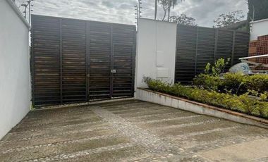 Flamante villa en venta Urb. Privada Challuabamba, sector Supermaxi.