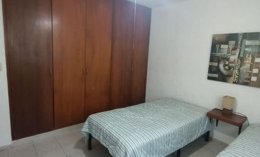 Departamento amueblado en planta baja de 3 recámaras en Col. Villa Rica. A una cuadra de Vía Muerta