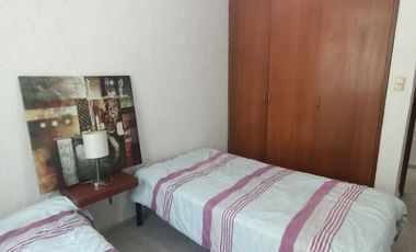 Departamento amueblado en planta baja de 3 recámaras en Col. Villa Rica. A una cuadra de Vía Muerta
