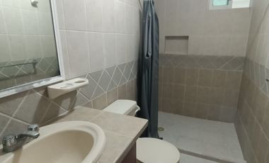 Departamento amueblado en planta baja de 3 recámaras en Col. Villa Rica. A una cuadra de Vía Muerta