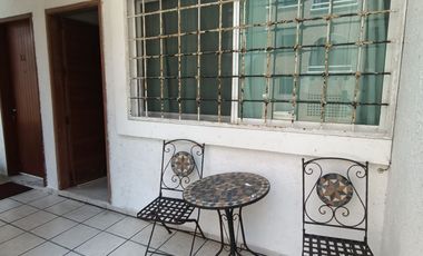 Departamento amueblado en planta baja de 3 recámaras en Col. Villa Rica. A una cuadra de Vía Muerta