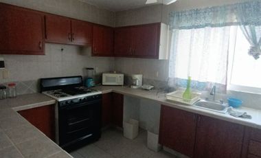 Departamento amueblado en planta baja de 3 recámaras en Col. Villa Rica. A una cuadra de Vía Muerta