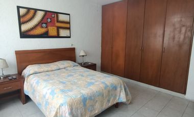 Departamento amueblado en planta baja de 3 recámaras en Col. Villa Rica. A una cuadra de Vía Muerta