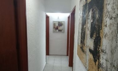 Departamento amueblado en planta baja de 3 recámaras en Col. Villa Rica. A una cuadra de Vía Muerta