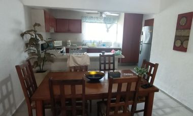 Departamento amueblado en planta baja de 3 recámaras en Col. Villa Rica. A una cuadra de Vía Muerta
