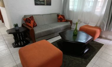 Departamento amueblado en planta baja de 3 recámaras en Col. Villa Rica. A una cuadra de Vía Muerta