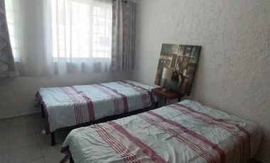 Departamento amueblado en planta baja de 3 recámaras en Col. Villa Rica. A una cuadra de Vía Muerta