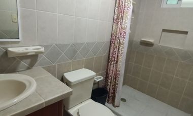 Departamento amueblado en planta baja de 3 recámaras en Col. Villa Rica. A una cuadra de Vía Muerta
