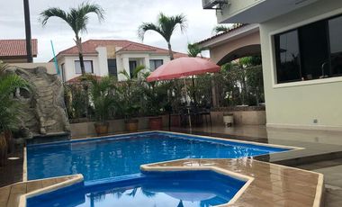 Venta de casa en la Urbanización Estancias del Río en la Vía Samborondón.