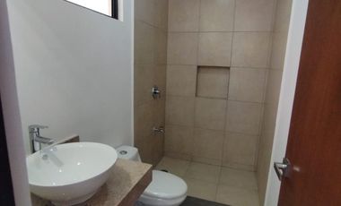 Casa en venta MOD. Bambú. 3 recamaras, piscina, garage techado, en privada residencial con amenidades.