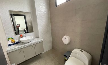 En venta edificio comercial en Urdenor 1