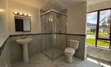 CASA EN VENTA DE TRES PISOS POR ESTRENAR CON SUITE INDEPENDIENTE, SECTOR CONTROL SUR