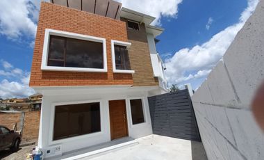 CASA EN VENTA DE TRES PISOS POR ESTRENAR CON SUITE INDEPENDIENTE, SECTOR CONTROL SUR